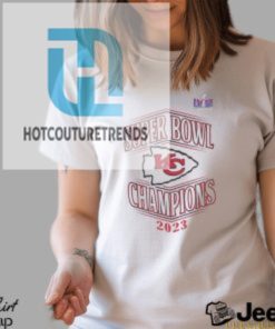 Wear Pour Femmes Par Erin Andrews Debardeur Blanc Kansas City Chiefs Super Bowl Lviii Champions Shirt hotcouturetrends 1 6