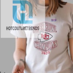 Wear Pour Femmes Par Erin Andrews Debardeur Blanc Kansas City Chiefs Super Bowl Lviii Champions Shirt hotcouturetrends 1 6